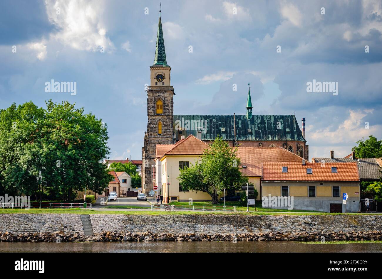 Vue sur l'église gothique de Saint-Giles à Nymburk (ville de la région de Bohème centrale de la République tchèque) Banque D'Images