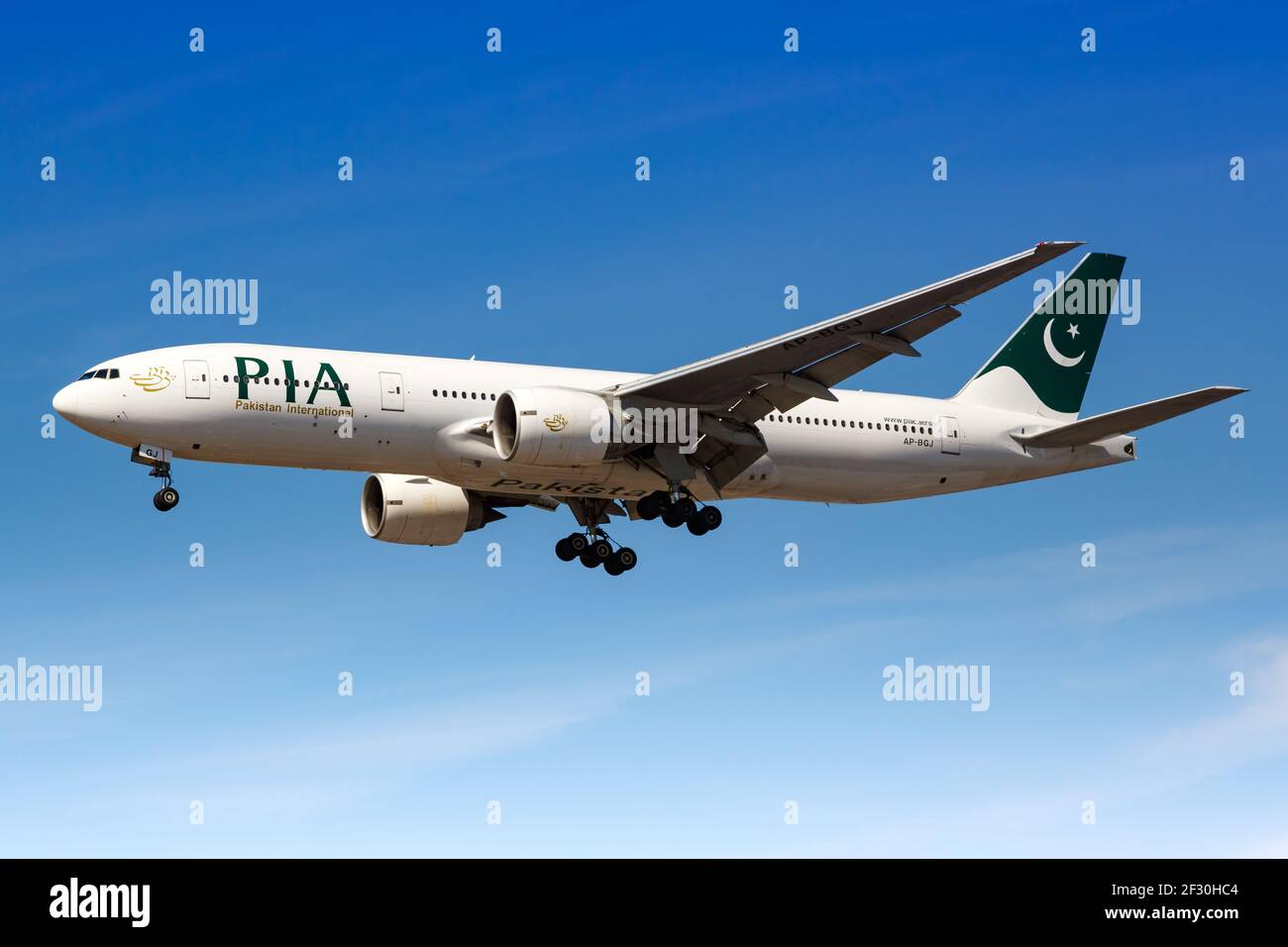 Londres, Royaume-Uni - 1er août 2018 : avion PIA Pakistan International Boeing 777 à l'aéroport de Londres Heathrow (LHR) au Royaume-Uni. Banque D'Images