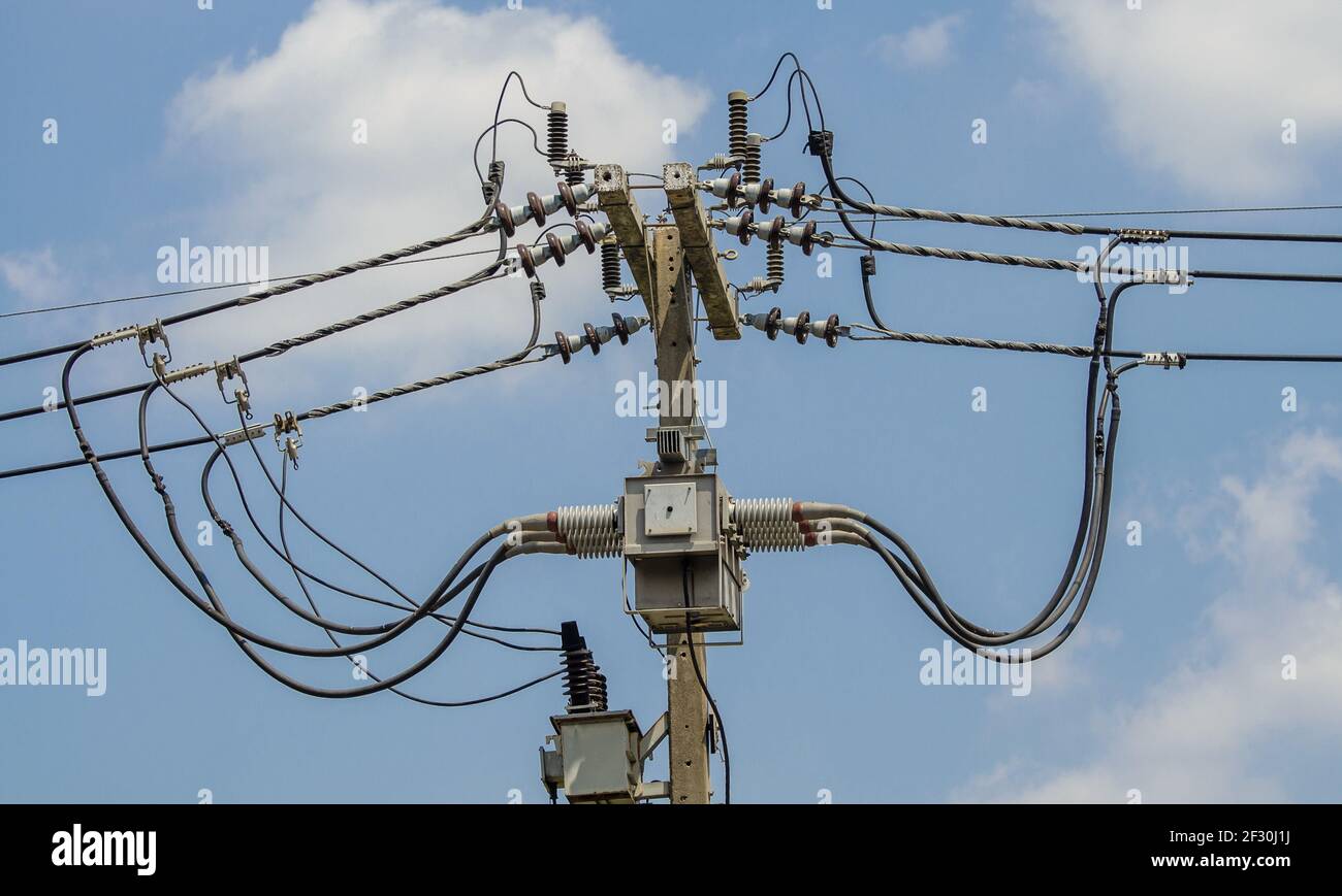 Un gros plan du jeu d'isolateurs électriques avec des fils - travaux de pose de câbles Banque D'Images