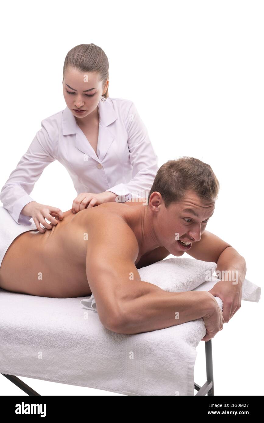 Masseuse faisant le massage sur le dos de client masculin - pleurer pour la douleur Banque D'Images