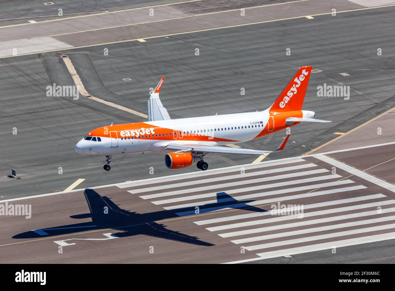 Gibraltar - 29 juillet 2018 : avion easyJet Airbus A320 à l'aéroport de Gibraltar (GIB). Airbus est un constructeur européen d'avions basé à Toulouse, Fran Banque D'Images