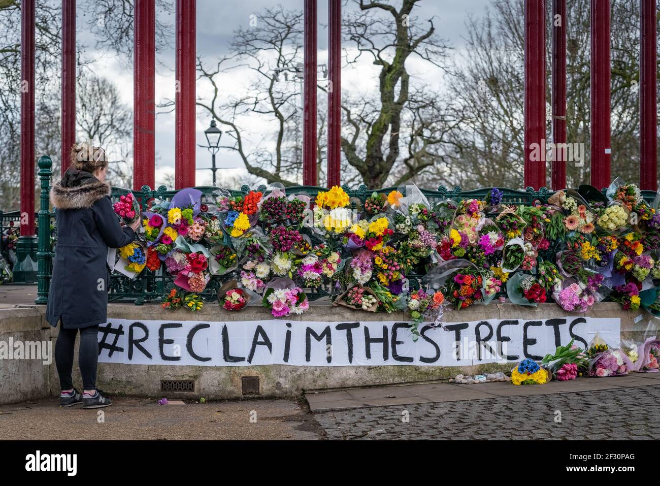 Sarah Everard Hommages. Les hommages floraux et les extournures de chagrin se poursuivent au kiosque Clapham Common à la mémoire de Sarah Everard, responsable marketing de 33 ans, qui a disparu le mercredi 3 mars après avoir quitté la maison d'un ami près de Clapham Common pour rentrer chez elle. Le 9 mars, Wayne Couzens, officier de police métropolitaine de l'unité de protection parlementaire et diplomatique, a été arrêté à Deal, Kent, d'abord pour des soupçons d'enlèvement d'Everard, puis pour des soupçons de meurtre. Londres, Royaume-Uni. Banque D'Images