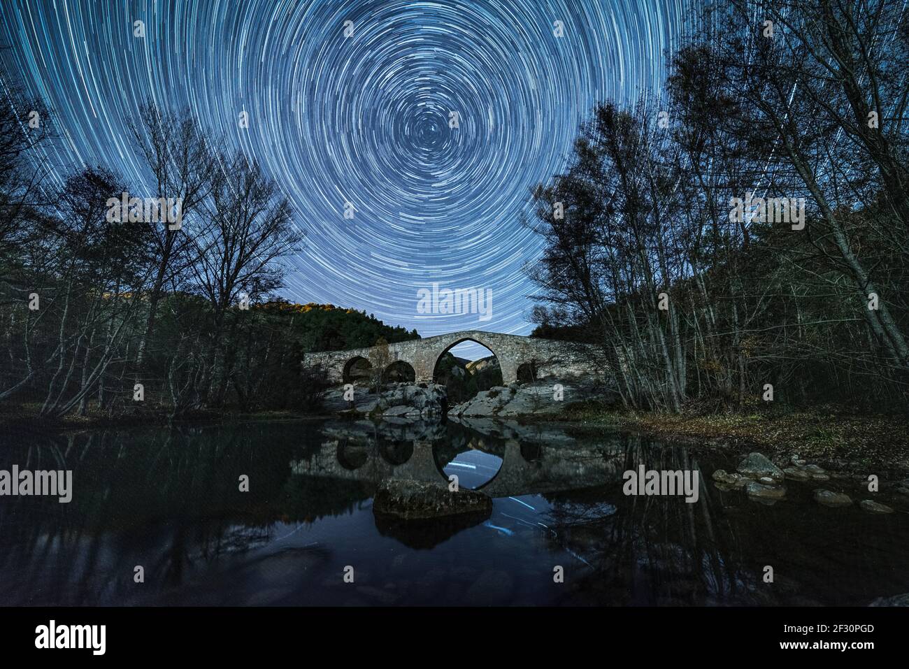 Circumpolaire sur le pont Pedret et le Llobregat (Berguedà, Catalogne, Espagne, Pyrénées) Circumpolar sobre el puente de Pedret, Cataluña Banque D'Images