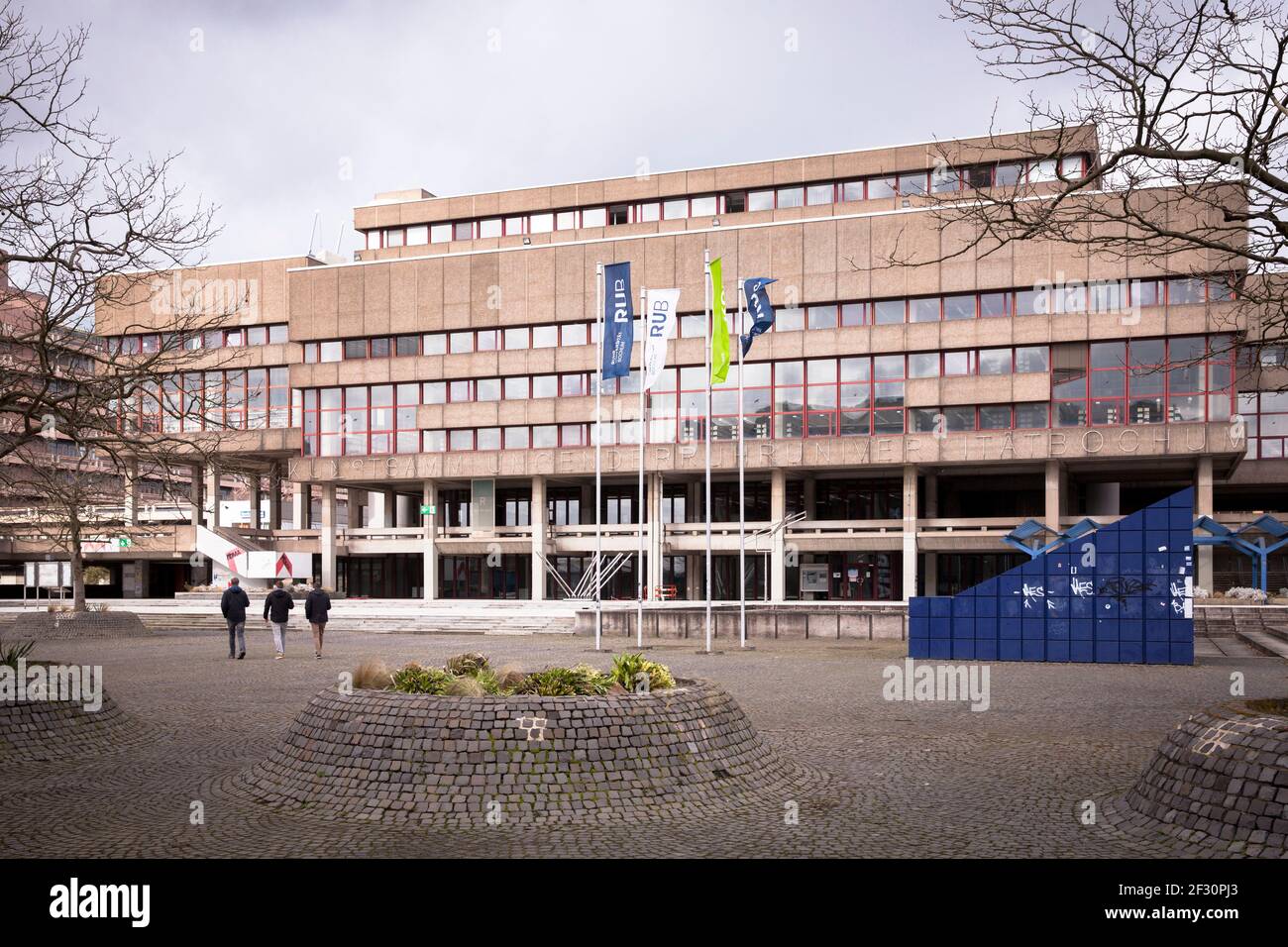 Ruhr University Bochum, place devant la Bibliothèque centrale, presque tous les étudiants sur le campus pendant la pandémie de Corona, Bochum, Rhénanie-du-Nord-Westphalie Banque D'Images
