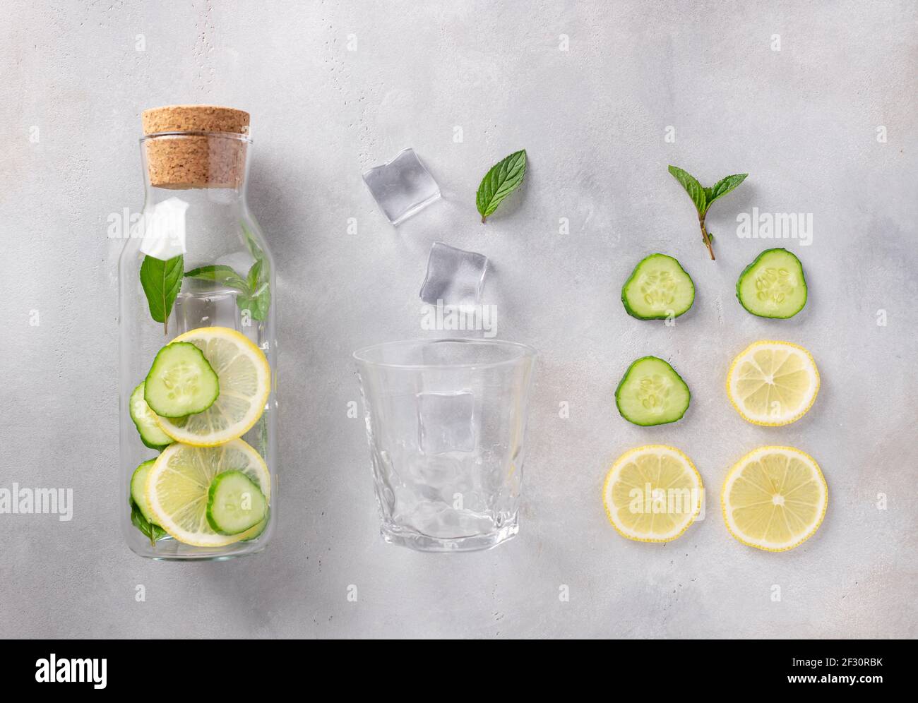 bouteille en verre avec eau infusée avec citron, concombre, menthe Banque D'Images