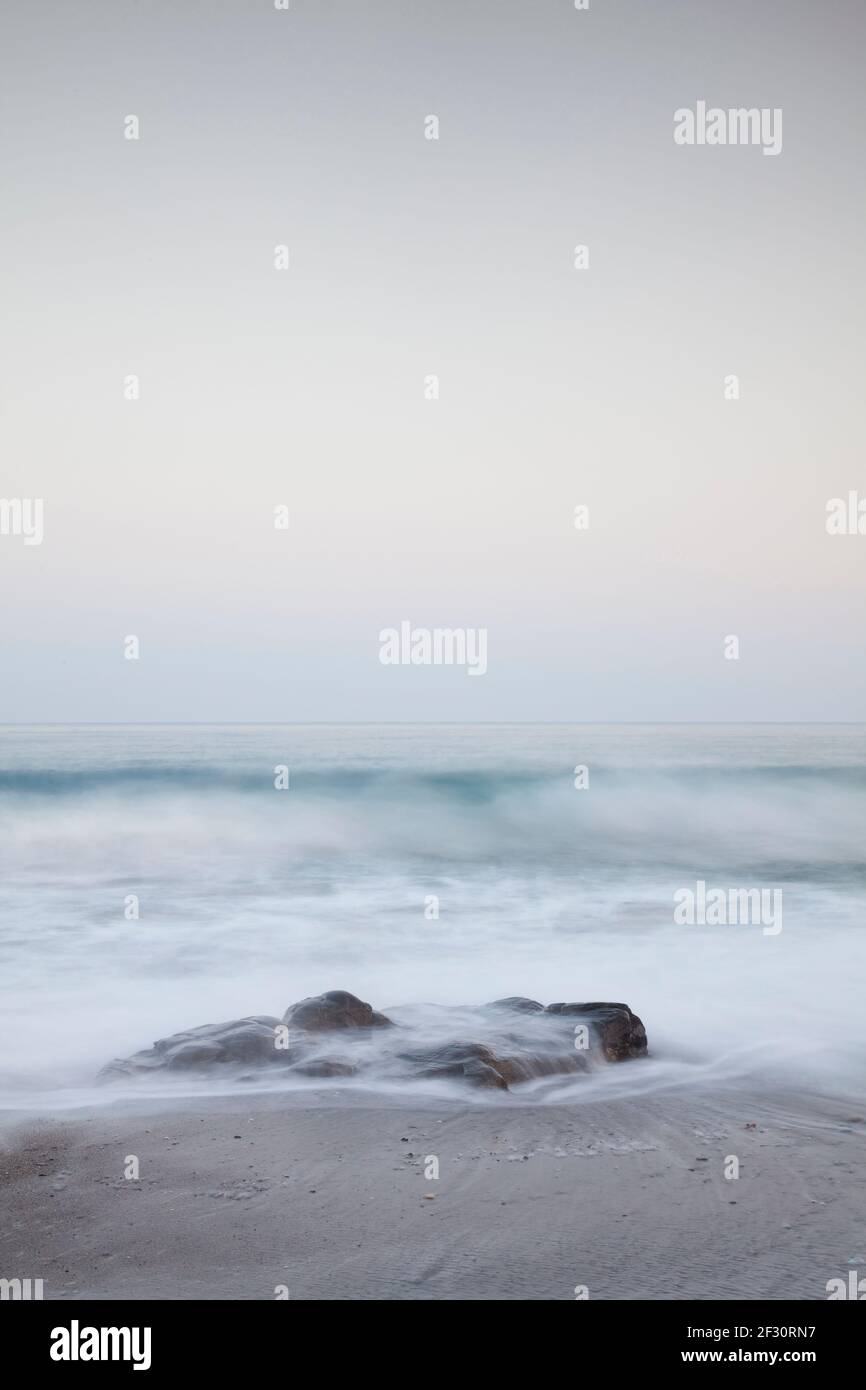 Paysage marin simple avec pierres dans un éclairage doux. Banque D'Images