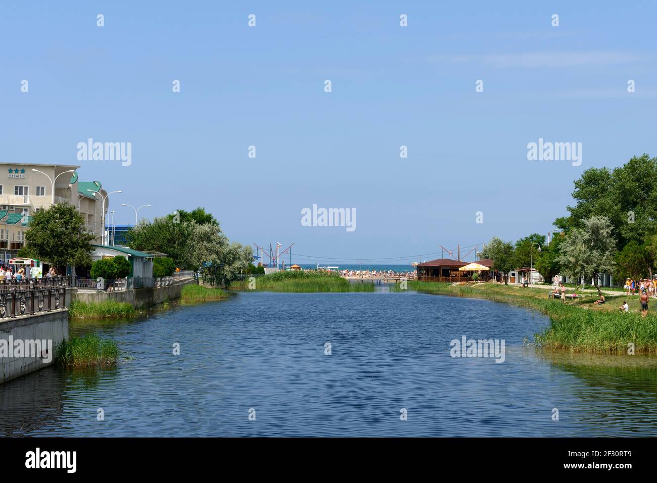 Vue sur les paysages le long de l'estuaire de la rivière Anapka dans la station thermale d'Anapa, Krasnodar Krai, Russie. Banque D'Images