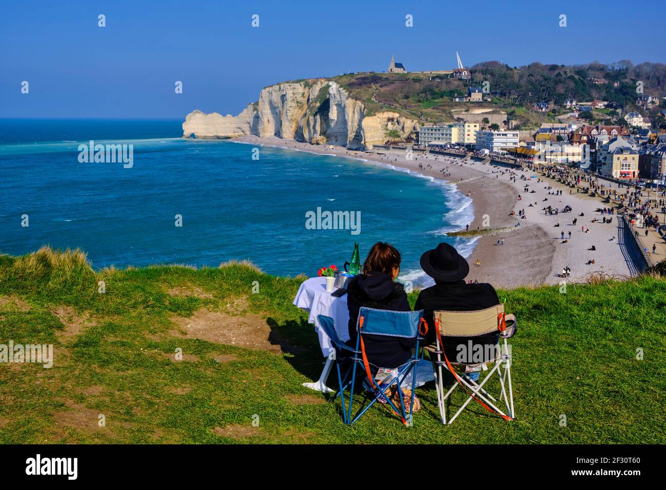 France, Seine-Maritime (76), pays de Caux, Côte d'Albâtre, Etretat, La plage et la falaise d'Amont Banque D'Images