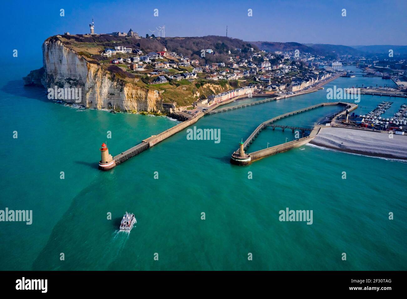 France, Seine-Maritime (76), Fécamp, les falaises du Cap Fagnet et la ville (vue aérienne) Banque D'Images