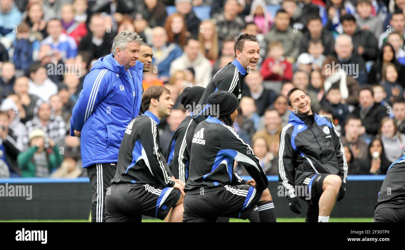 Le nouveau directeur de Chelsea, Gus Hiddink, s'entraîne au pont Stamford avec l'observation du public. 16/2/2008. PHOTO DAVID ASHDOWN Banque D'Images