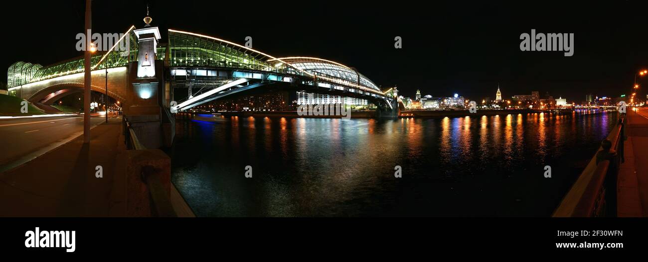 Moscou, Russie. Nuit. Vue panoramique depuis le remblai de la rivière Moskva. Passerelle Bogdan Khmelnitsky Banque D'Images