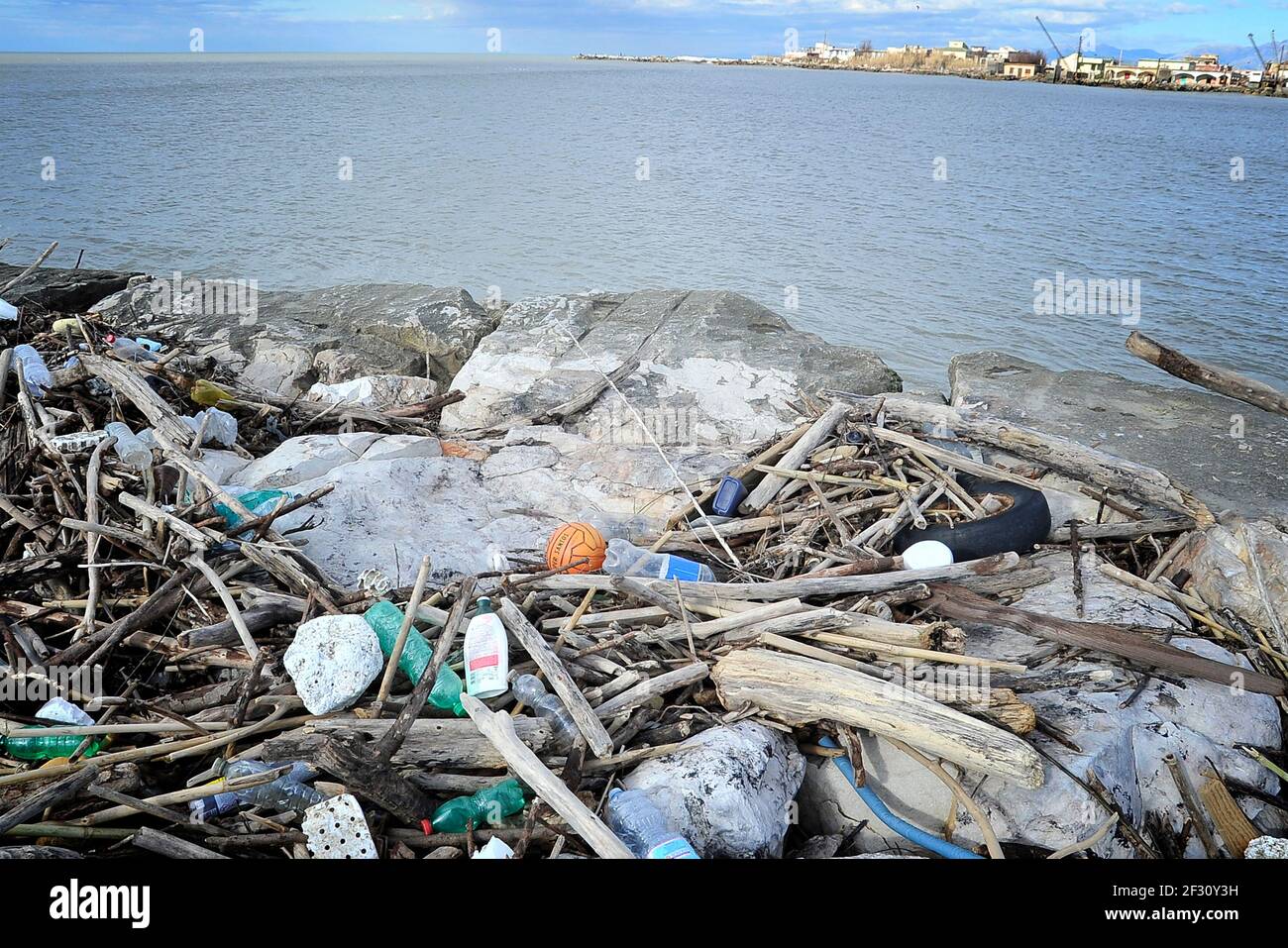 Volontaires de l'association PlasticFree, nettoyer la plage de Castel Volturno (ce), de tous types de déchets tels que plastique, aluminium, bouteilles, polyst Banque D'Images