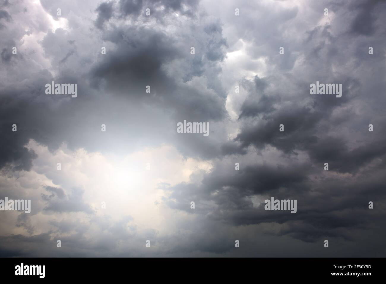 Sinistre sombre nuages gris. Ciel dramatique. Banque D'Images