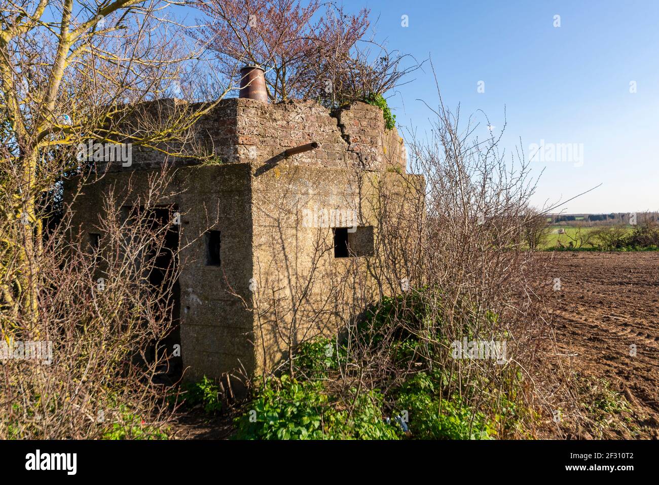 Système de défense en temps de guerre sur le site de l'ancienne station radar RAF Chain Home à Canewdon, Essex, Royaume-Uni. Gardiners Lane. Surexploté et en décomposition Banque D'Images