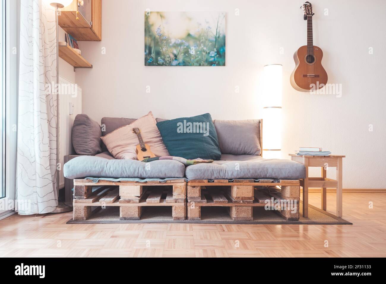 Gros plan de mobilier artisanal, canapé de palette Photo Stock - Alamy