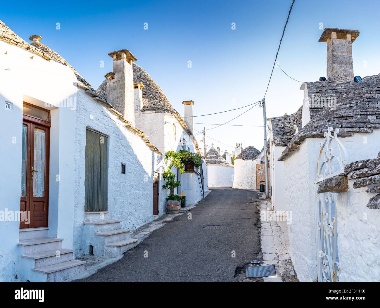 Soleil sur vacances d'été dans la ville de Trulli d'Alberobello à Puglia, Italie Banque D'Images