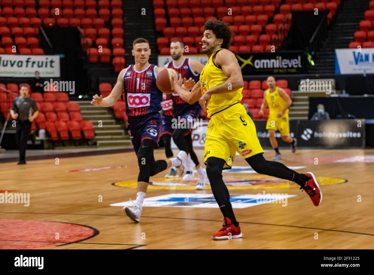 Romain Boxus de Liège et Jean-Marc Mwema d'Ostende se battent pour le ballon lors du match de basket-ball entre BC Ostende et Liège Panier, dimanche 14 mars Banque D'Images