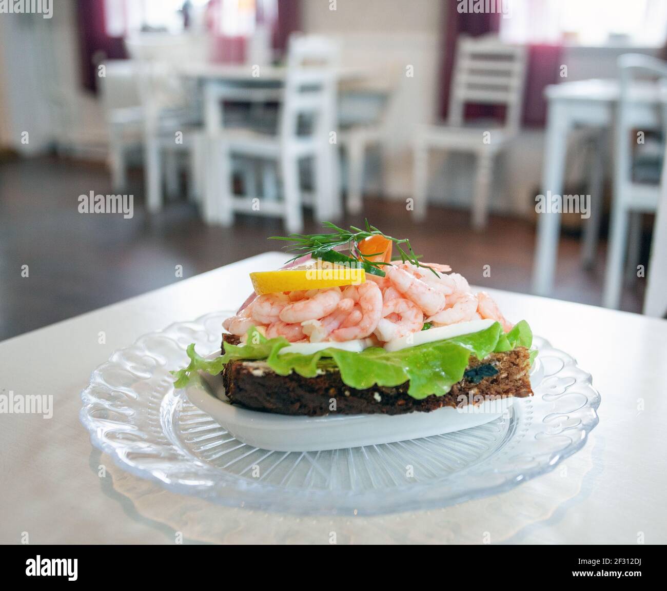 Sandwich traditionnel suédois à la crevette servi dans sigridslund årdala suède photo: Bo Arrhed Banque D'Images