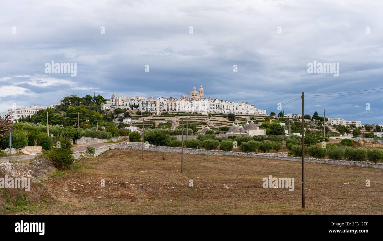 Vue sur la ligne d'horizon de Locortondo à Puglia depuis an champ d'olivier Banque D'Images