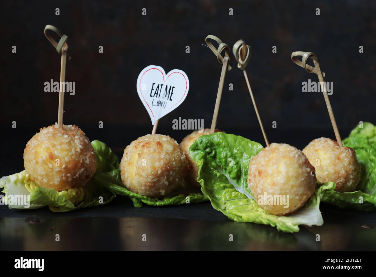 Boules de pommes de terre au sésame Banque D'Images