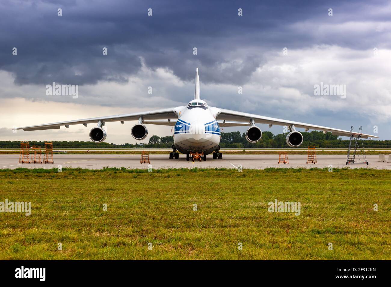 Schkeuditz, Allemagne - 31 août 2017: Volga-Dnepr Airlines Antonov an-124-100 avion à l'aéroport de Leipzig Halle en Allemagne. Banque D'Images