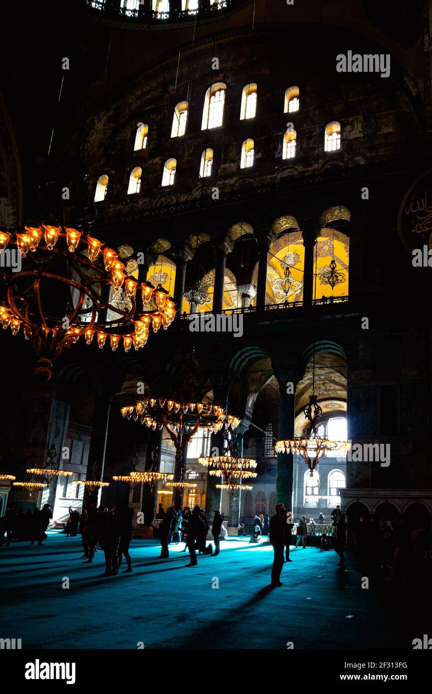 Istanbul turquie - 2.4.2021: Touristes à Sainte-Sophie. Photo de fond de Sainte-Sophie. Ancienne église et musée. Photo de fond du Ramadan et de Kandil. Banque D'Images
