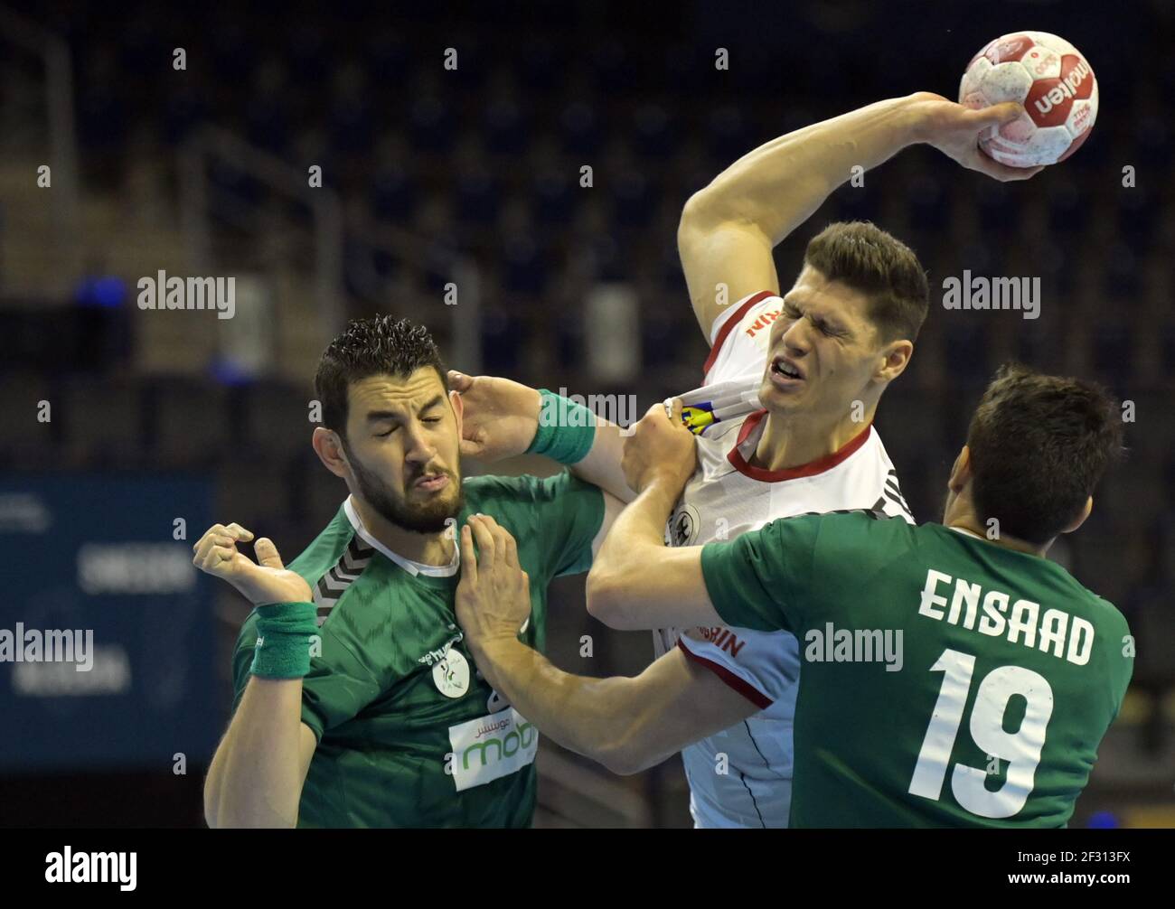 Berlin, Allemagne. 14 mars 2021. Handball: Qualification olympique, Algérie - Allemagne, qualification, Tournoi 3, Matchday 3 à Max-Schmeling-Halle. L'Allemand Sebastian Heymann (M) obtient le meilleur de l'Algérie Riad Chehbour (l) et Oqba Ensaad et marque un but. Credit: Soeren Stache/dpa-Zentralbild/dpa/Alay Live News Banque D'Images