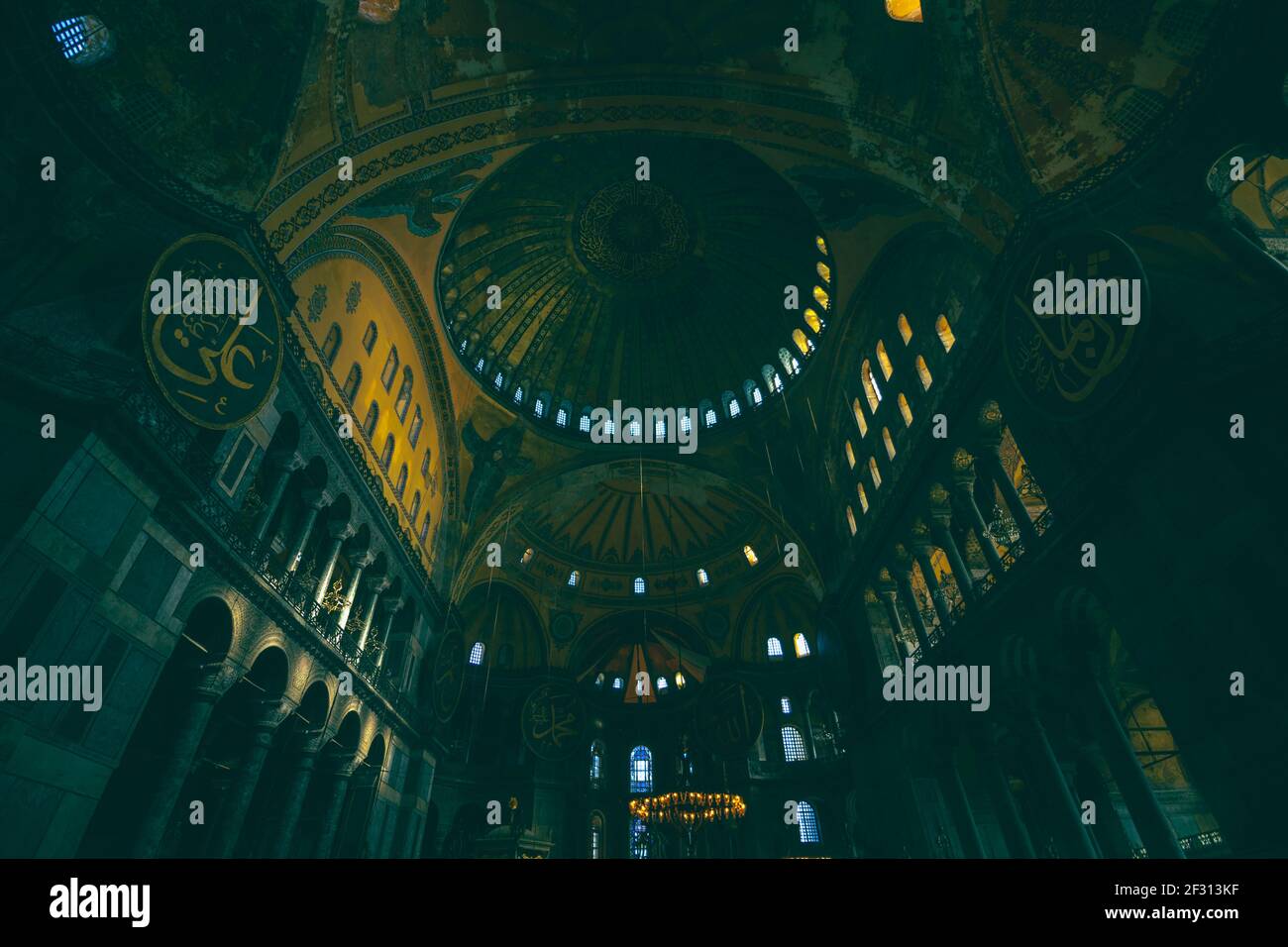 Istanbul Turquie - 2.4.2021: Intérieur de Sainte-Sophie. Grande mosquée de Sainte-Sophie à Istanbul. Rendez-vous à Istanbul. Ancienne église. Ramadan et kandil Banque D'Images