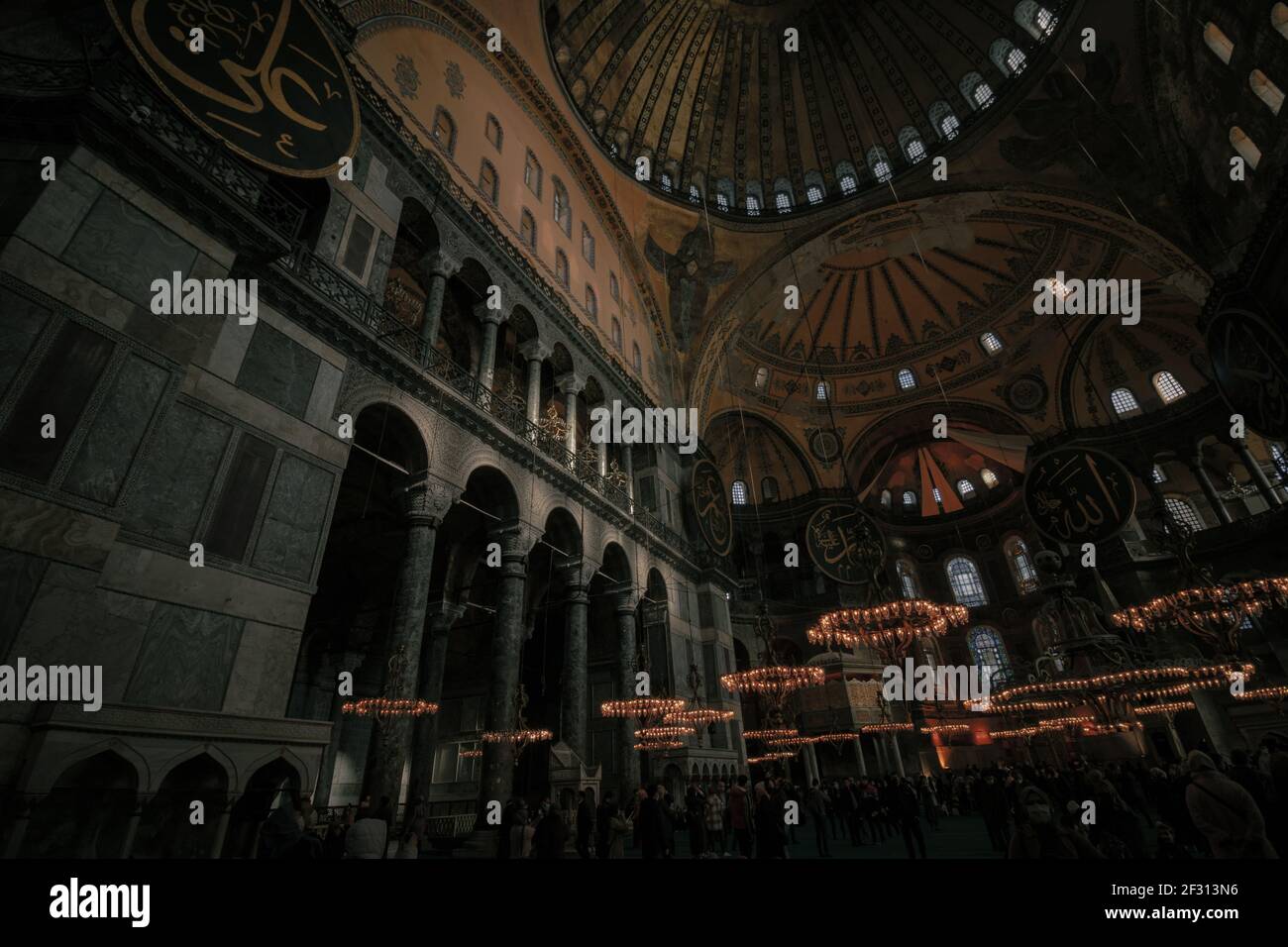 Istanbul Turquie - 2.4.2021: Intérieur de Sainte-Sophie. Grande mosquée de Sainte-Sophie à Istanbul. Rendez-vous à Istanbul. Ancienne église. Ramadan et kandil Banque D'Images