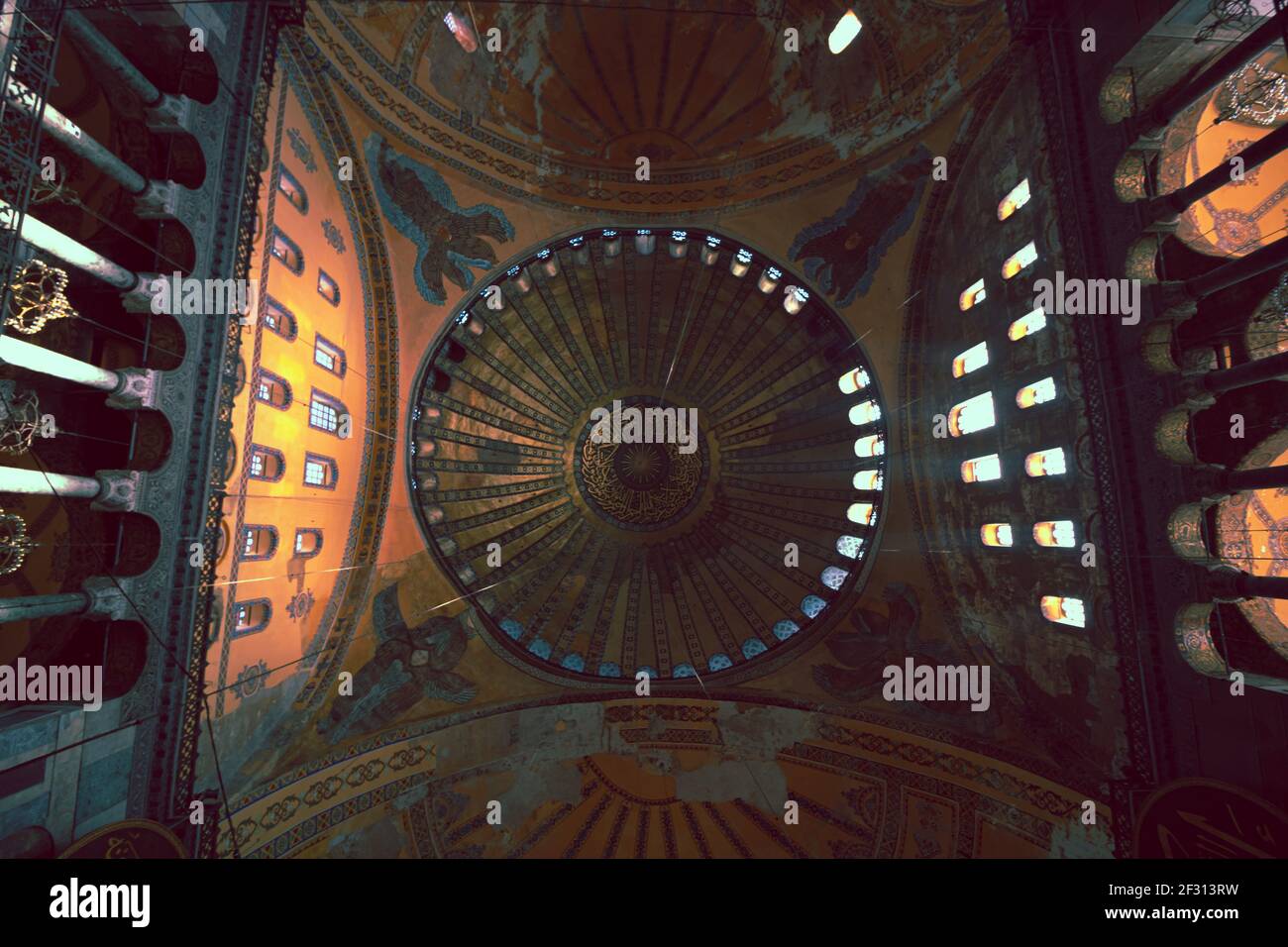 Istanbul Turquie - 2.4.2021: Intérieur de Sainte-Sophie. Grande mosquée de Sainte-Sophie à Istanbul. Rendez-vous à Istanbul. Ancienne église. Ramadan et kandil Banque D'Images