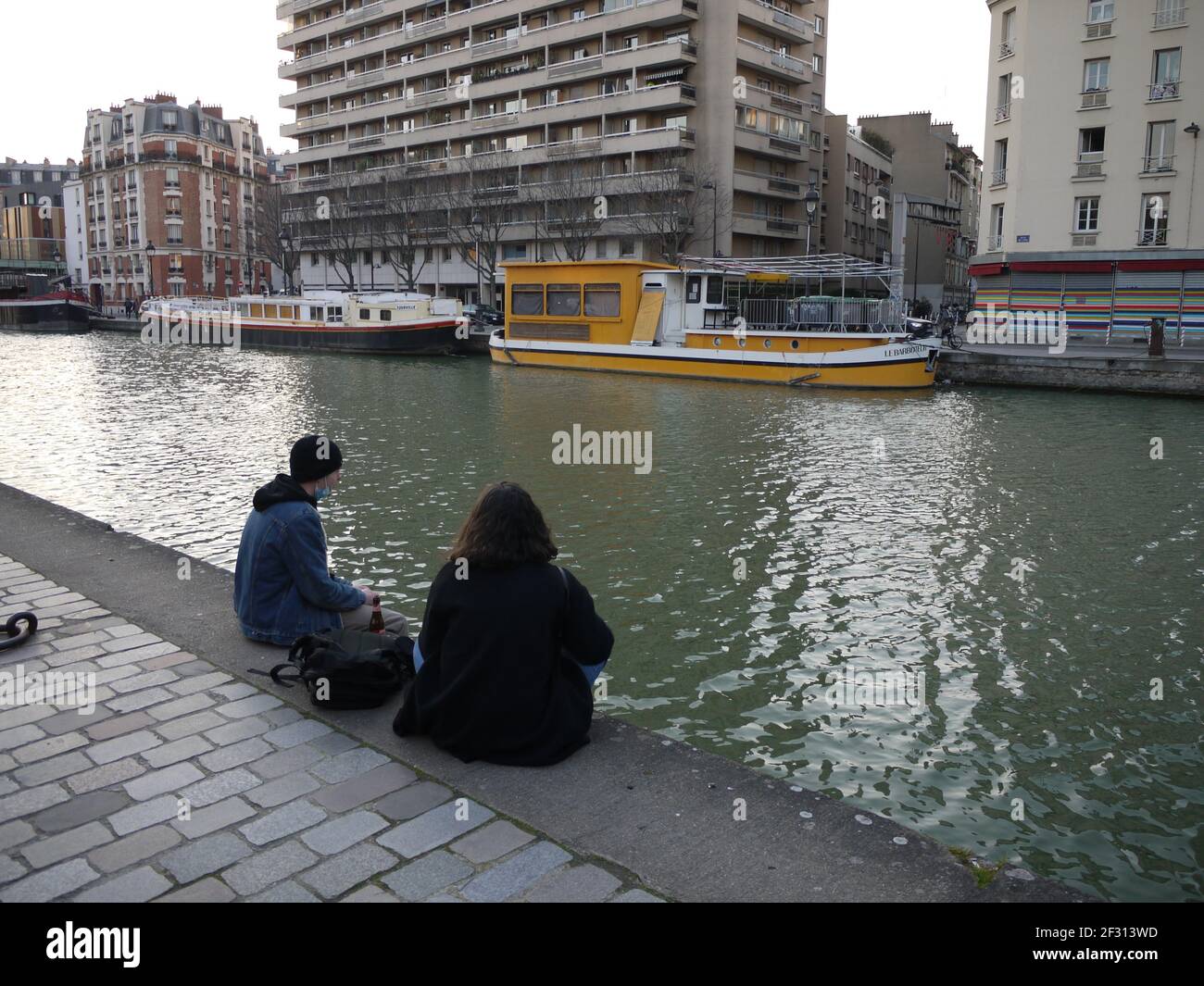 Les quais du canal Ourcq à Paris sont un Lieu pour les Parisiens à pied le dimanche et pour se garer pour les barges Banque D'Images