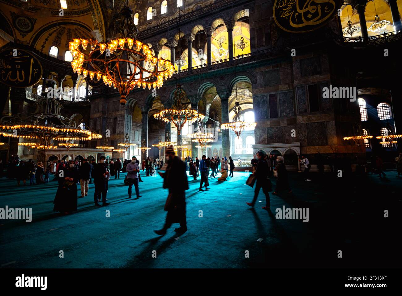 Istanbul turquie - 2.4.2021: Touristes à Sainte-Sophie. Photo de fond de Sainte-Sophie. Ancienne église et musée. Photo de fond du Ramadan et de Kandil. Banque D'Images