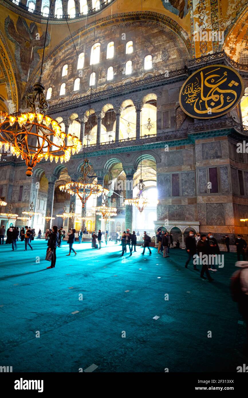 Istanbul turquie - 2.4.2021: Touristes à Sainte-Sophie. Photo de fond de Sainte-Sophie. Ancienne église et musée. Photo de fond du Ramadan et de Kandil. Banque D'Images