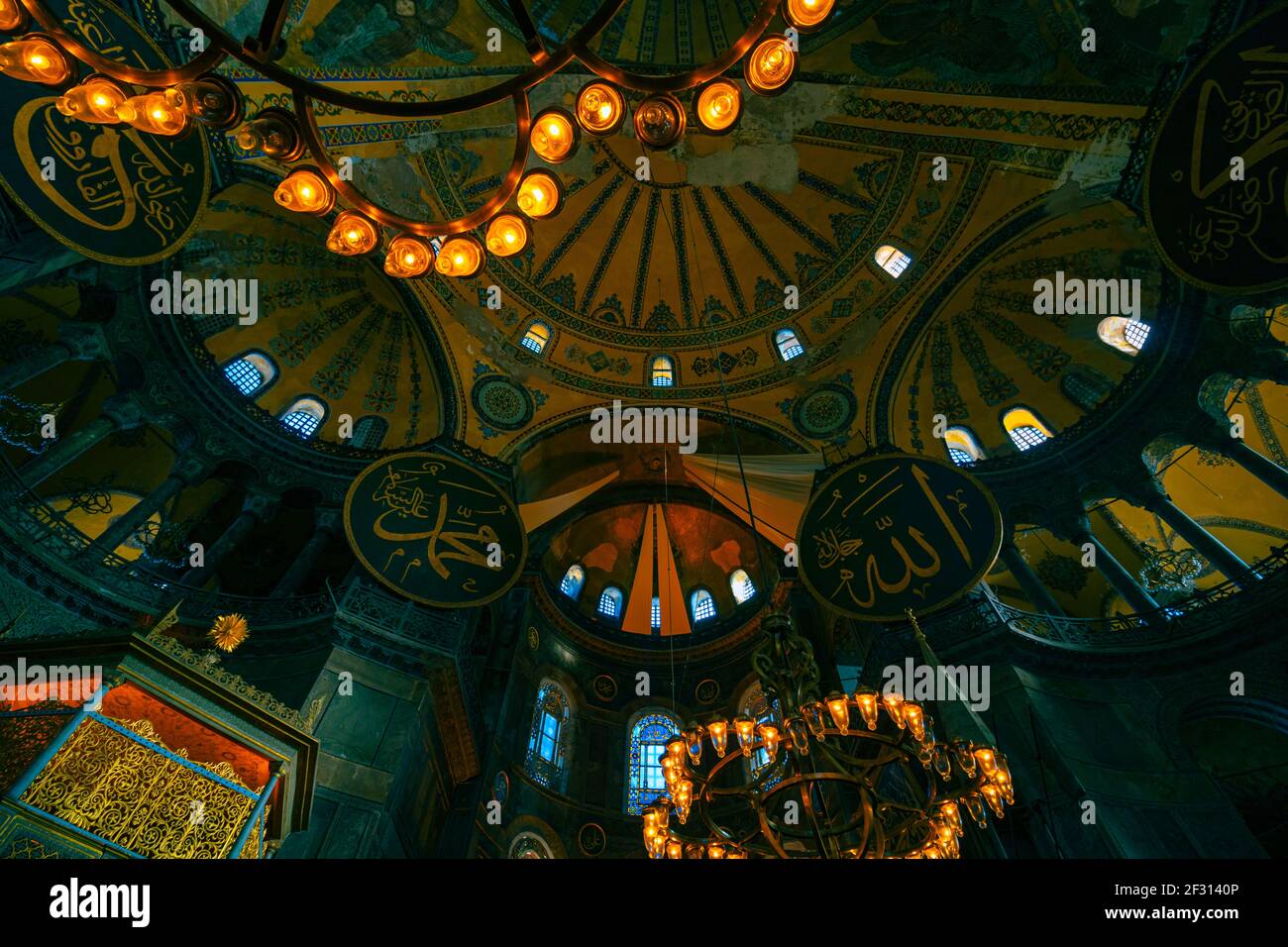 Istanbul Turquie - 2.4.2021: Intérieur de Sainte-Sophie. Grande mosquée de Sainte-Sophie à Istanbul. Rendez-vous à Istanbul. Ancienne église. Ramadan et kandil Banque D'Images