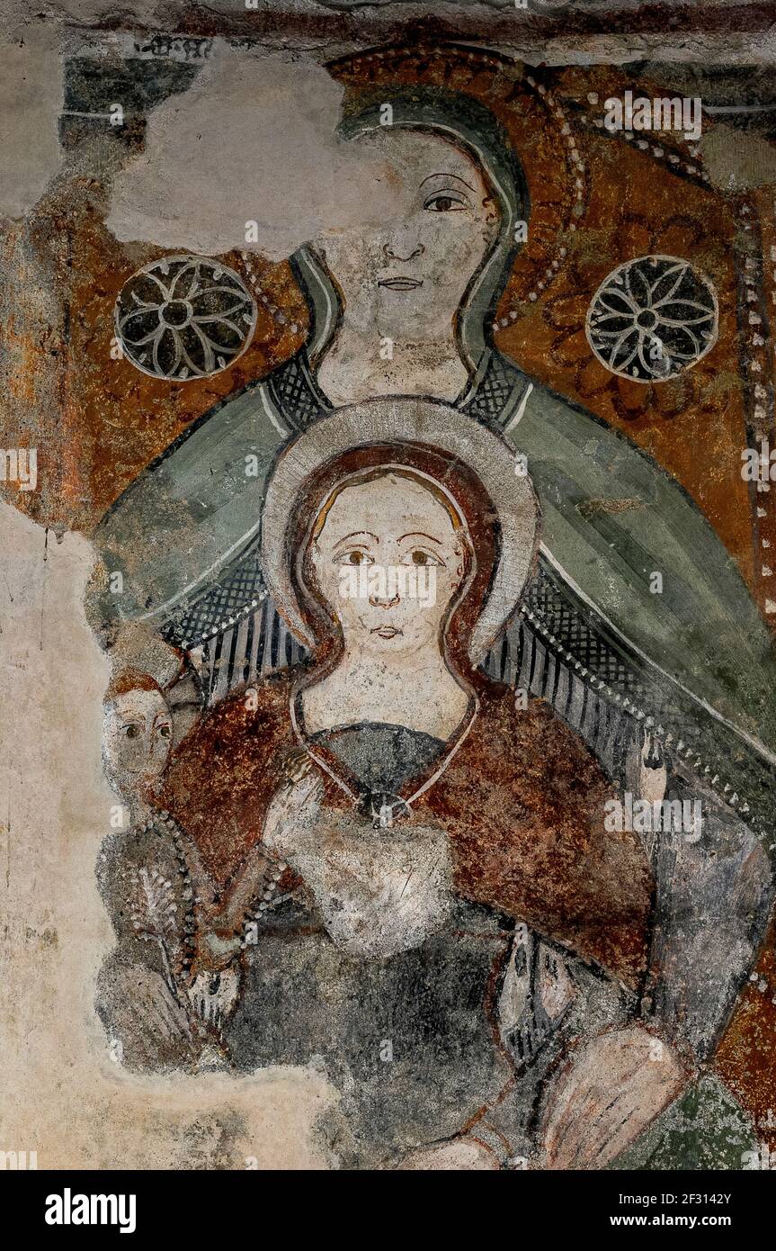 Sant’Anna Metterza (la Vierge Marie et le Christ enfant avec Sainte Anne, mère de Marie et grand-mère de Jésus). Fresque peinte à la fin de 1300s dans l'abside nord de la Chiesa di Santa Maria del Tiglio, à Gravedona, Lombardie, Italie. Banque D'Images