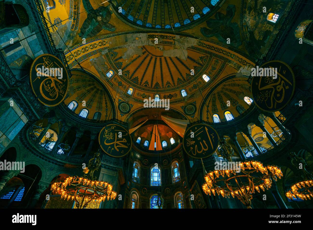 Istanbul Turquie - 2.4.2021: Intérieur de Sainte-Sophie. Grande mosquée de Sainte-Sophie à Istanbul. Rendez-vous à Istanbul. Ancienne église. Ramadan et kandil Banque D'Images