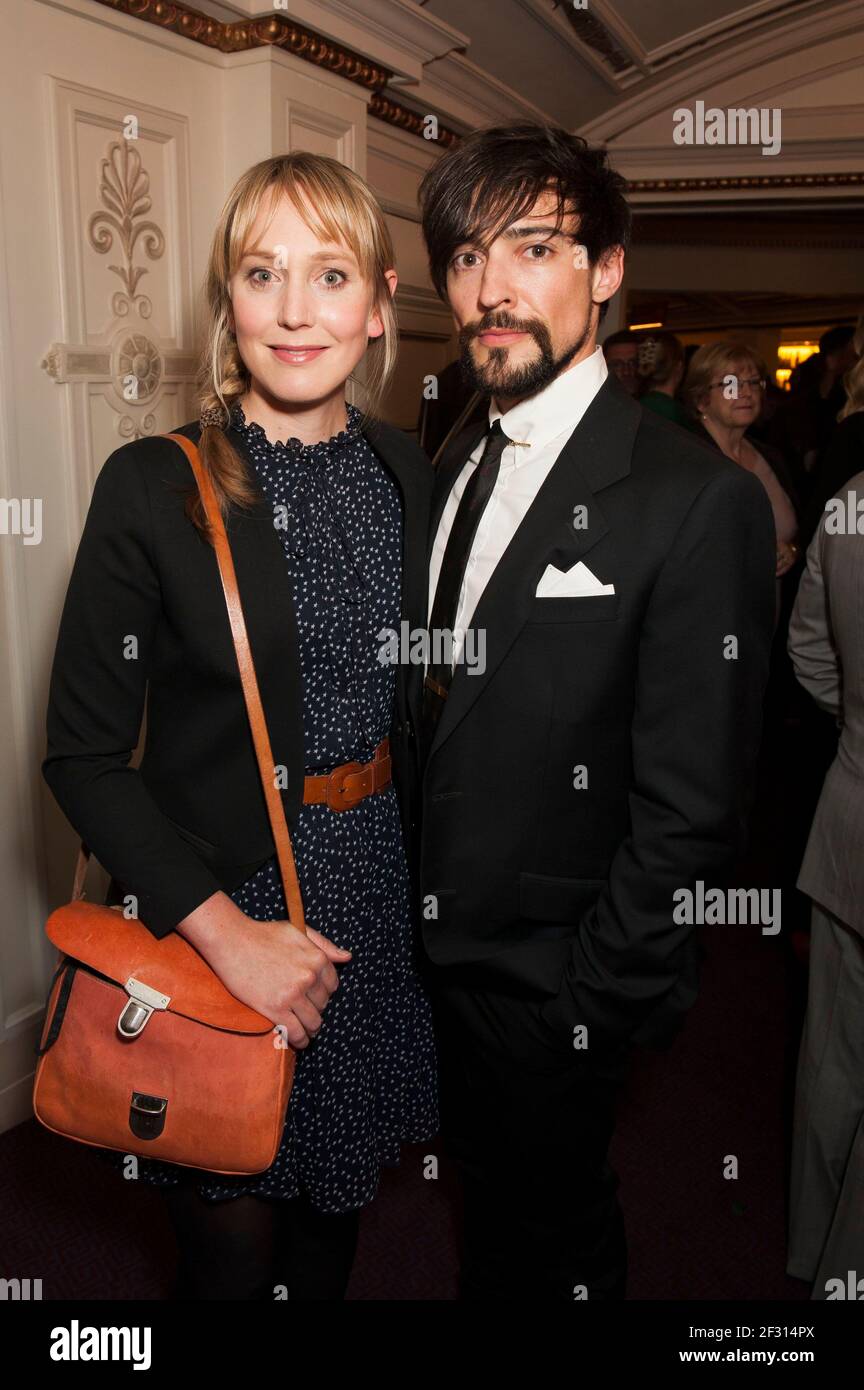 Hattie Morahan et son partenaire assistent à la première de Benvenuto Cellini réalisée par Terry Gilliam au London Coliseum, St Martin's Lane - Londres Banque D'Images