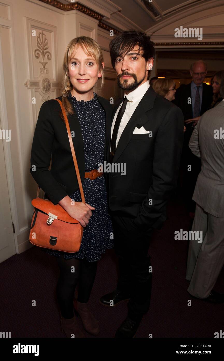 Hattie Morahan et son partenaire assistent à la première de Benvenuto Cellini réalisée par Terry Gilliam au London Coliseum, St Martin's Lane - Londres Banque D'Images