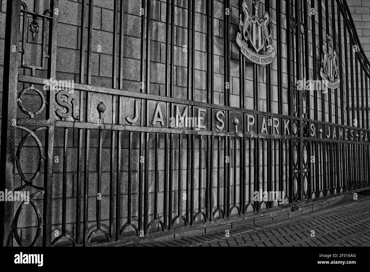 Les anciennes portes du stade de football de St James Park à Newcastle, Tyne et Wear. Stade du Newcastle United football Club... Banque D'Images