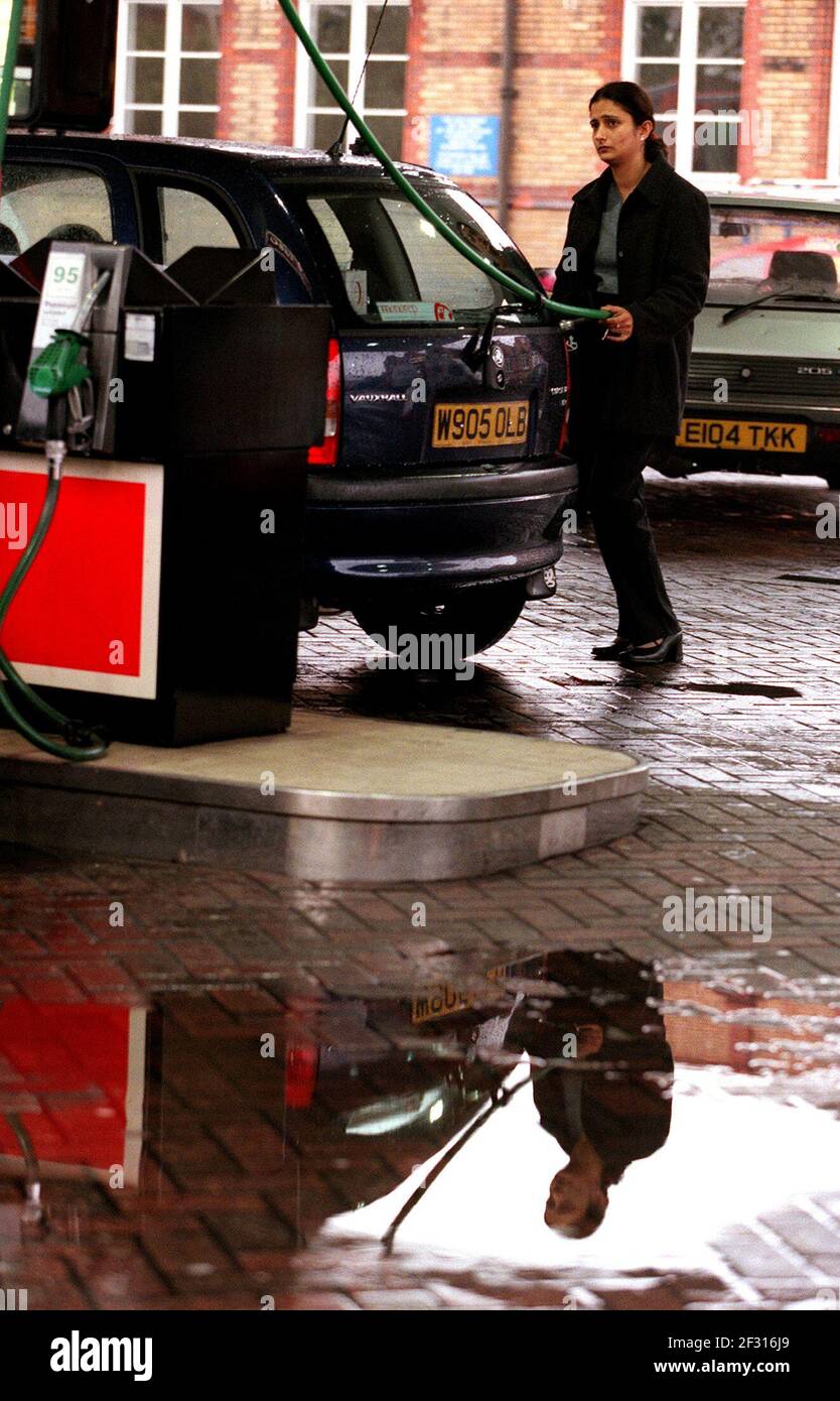 PANIQUER À ACHETER AUX POMPES DE L'OUEST DE LONDRES ALORS QUE LES PILOTES DE NAVIRES-CITERNES FRAPPENT À DOUVRES. PHOTOGRAPHIE DE MARK CHILVERS. 19/9/00 Banque D'Images