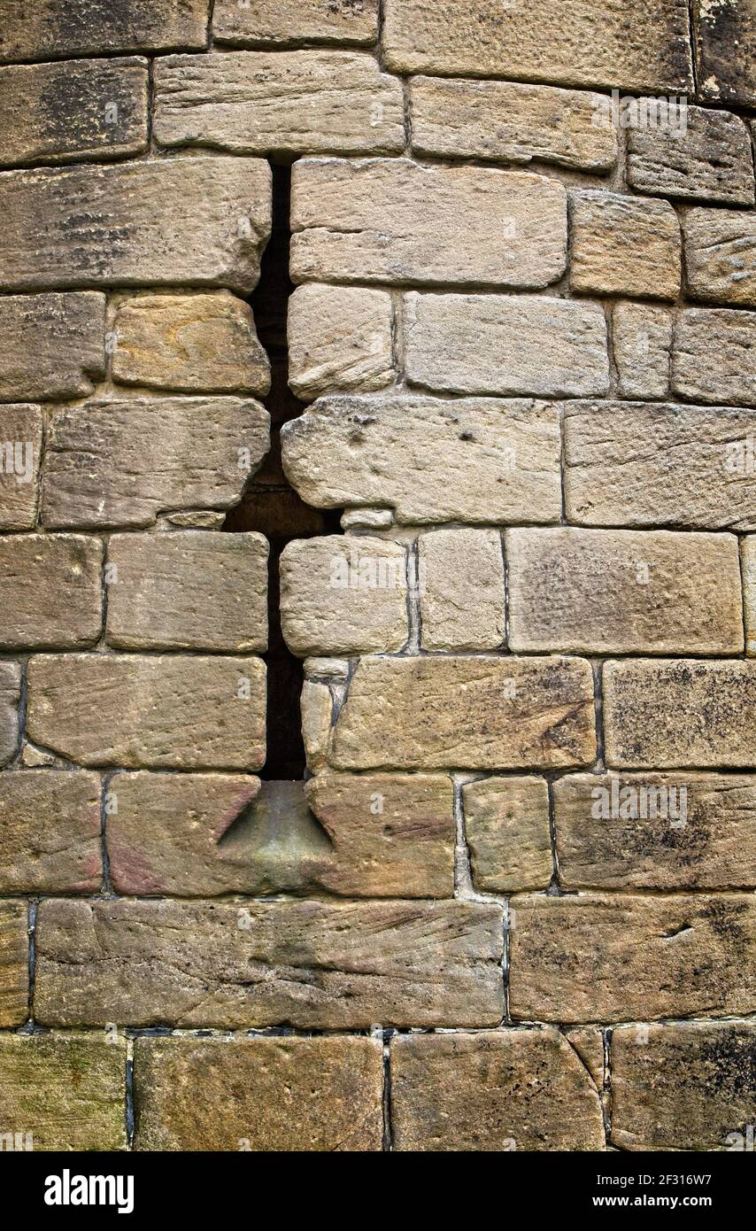 Une étroite fenêtre dans le mur ouest médiéval à Newcastle, Tyne et Wear. Utilisé pour défendre la ville. Banque D'Images