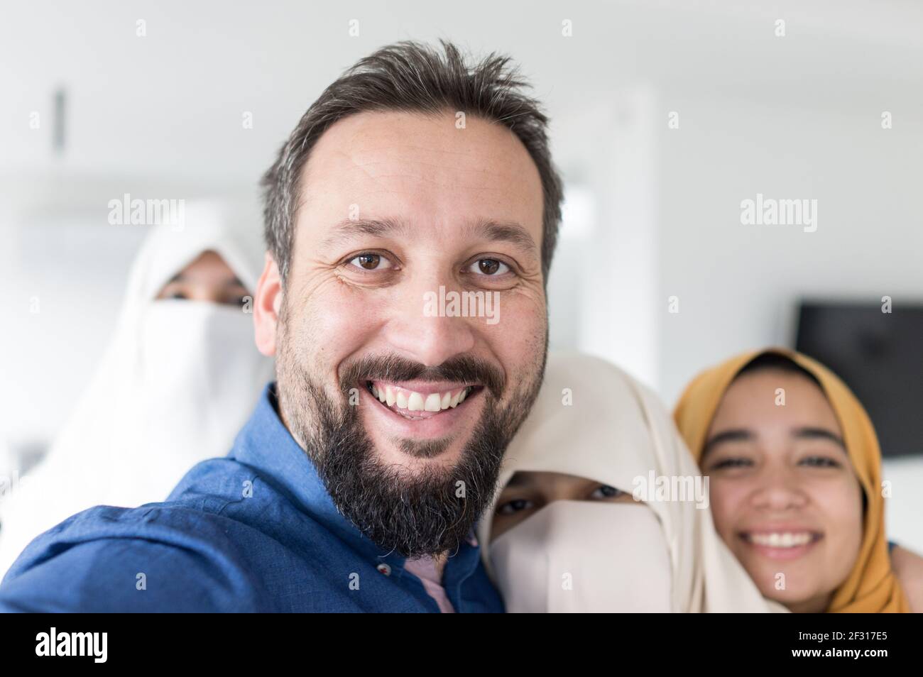 Homme musulman avec 4 femmes portrait , photo de haute qualité Banque D'Images