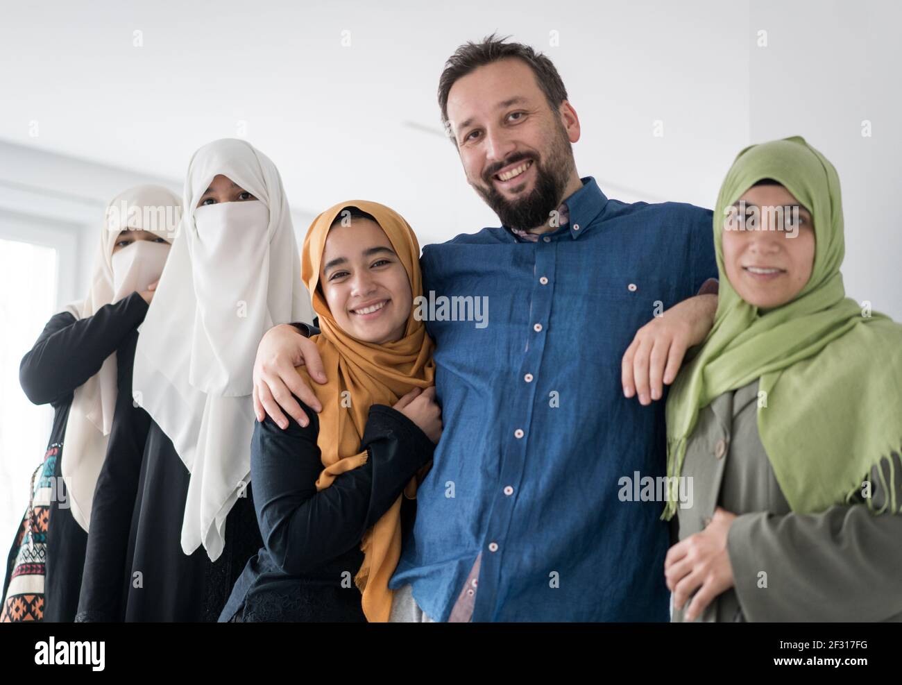 Homme musulman avec 4 femmes portrait , photo de haute qualité Banque D'Images