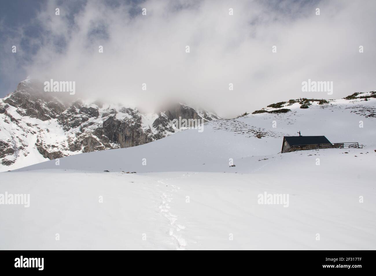 Krumpenalm pendant l'hiver avec Eisenerzer Reichenstein en arrière-plan, Trofaiach, Autriche Banque D'Images