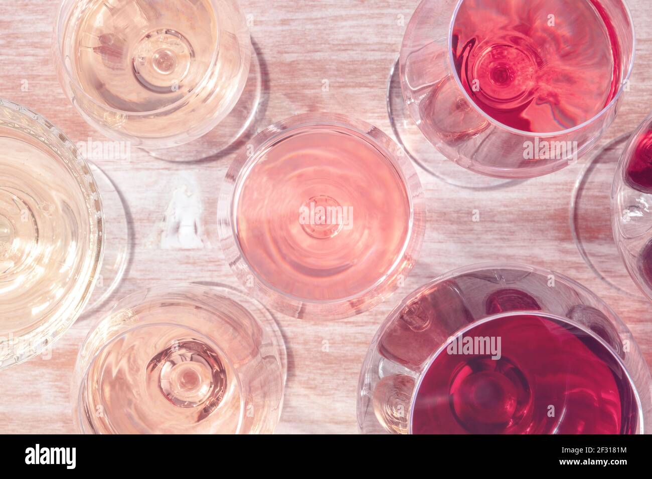 Vin, blanc, rose et rouge, dans différents verres, prise de vue depuis le haut Banque D'Images