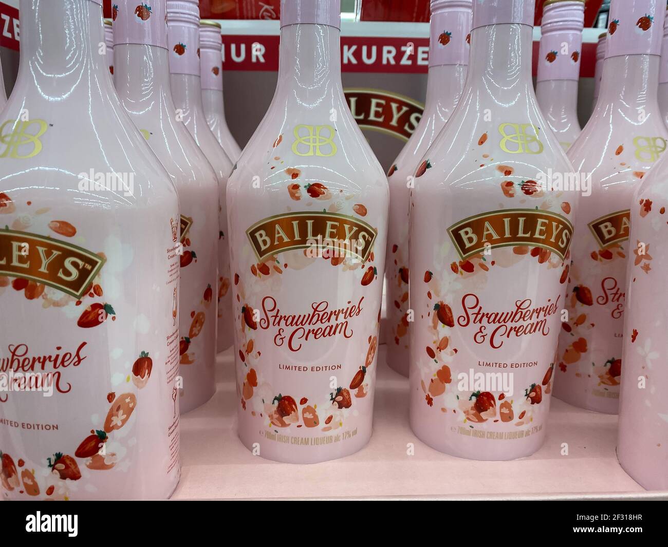 Viersen, Allemagne - 1er mars. 2021: Gros plan des bouteilles baileys  liqueur de crème de fraise dans la tablette du supermarché allemand Photo  Stock - Alamy
