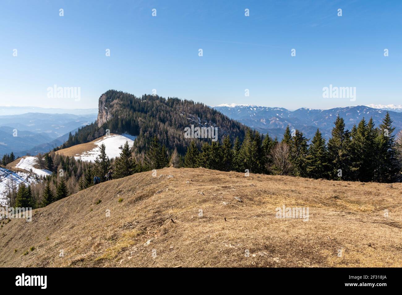 Vue sur Rote Wand et montagnes enneigées en arrière-plan, Autriche Banque D'Images