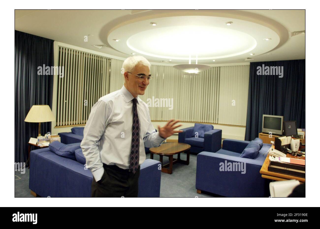 Alastair Darling dans son bureau à Londres.pic David Sandison 21/12/2004 Banque D'Images