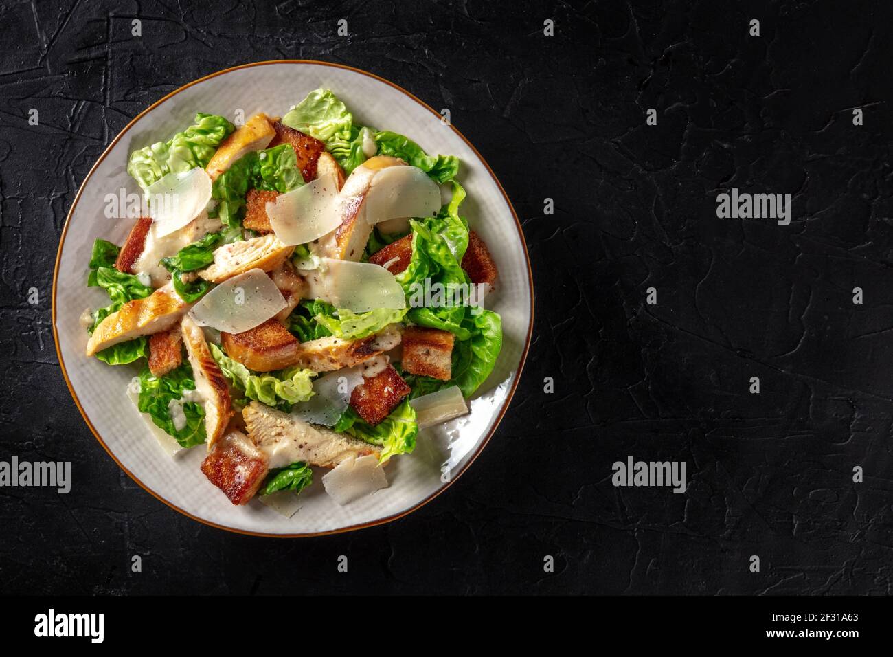Salade César au poulet, prise d'en haut avec espace de copie Banque D'Images