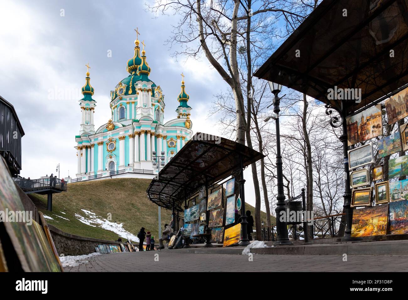 Kiev, Ukraine - 6 mars 2021: Belle vue panoramique de l'église Saint Andrew contre le ciel bleu le jour de printemps brillant dans le centre de la vieille ville de Kiev Banque D'Images
